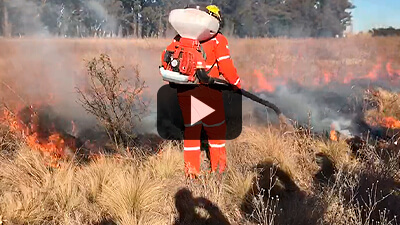Manejo del fuego: Aplicaciones de tierra con el atomizador Husqvarna realizadas por Bomberos de Huinca Renanco en demo de ataque rápido a incendio