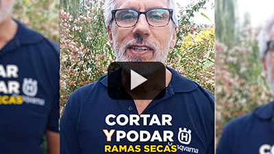 Juán poda las ramas secas con la Motosierra Husqvarna 120i
